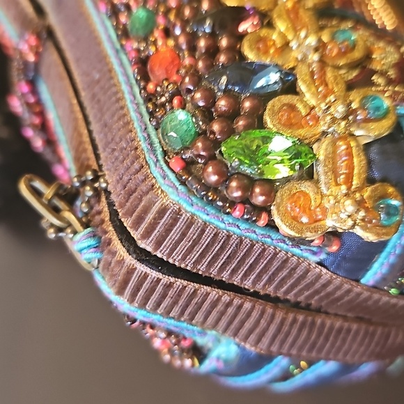 A Classic Mary Frances Mini Beaded Hard Shell Multi-Colored Clutch. - Picture 5 of 14